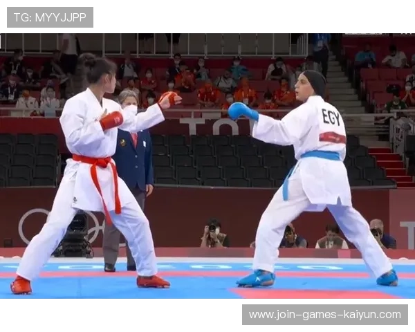 空手道冠军踢断对手护具，裁判看傻